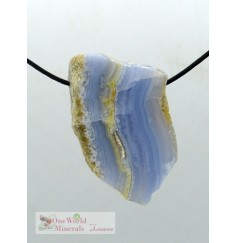 One World Minerals - Chalcedon, eine Seite handpoliert, die andere Seite natur, Unikate, gebohrt