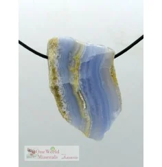 One World Minerals - Chalcedon, eine Seite handpoliert, die andere Seite natur, Unikate, gebohrt