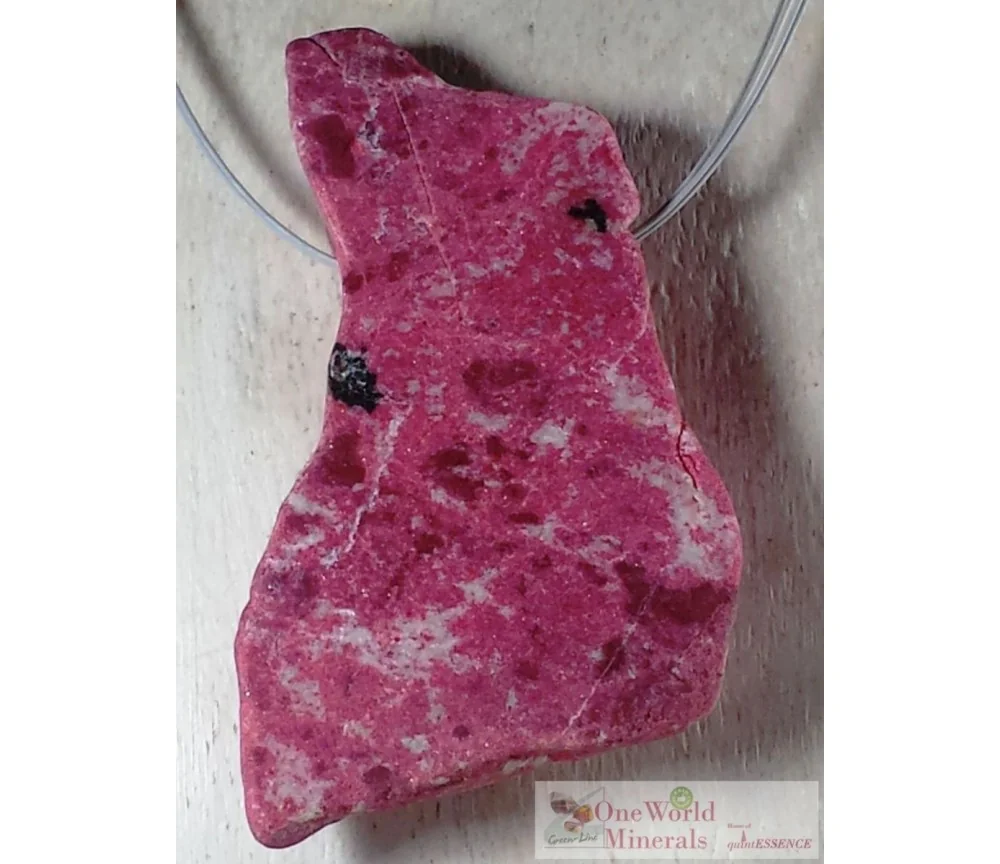 One World Minerals - Thulit, eine Seite handpoliert, die andere Seite natur, Unikate, gebohrt