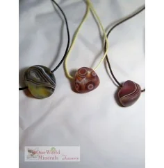 One World Minerals - 2 grau gebänderte Achate & 1 Augenachat aus Botsuana, Anhängerset