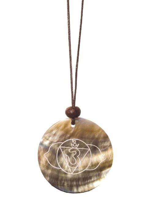 Muschelschmuck mit Gravur "Ajna Chakra" 4cm