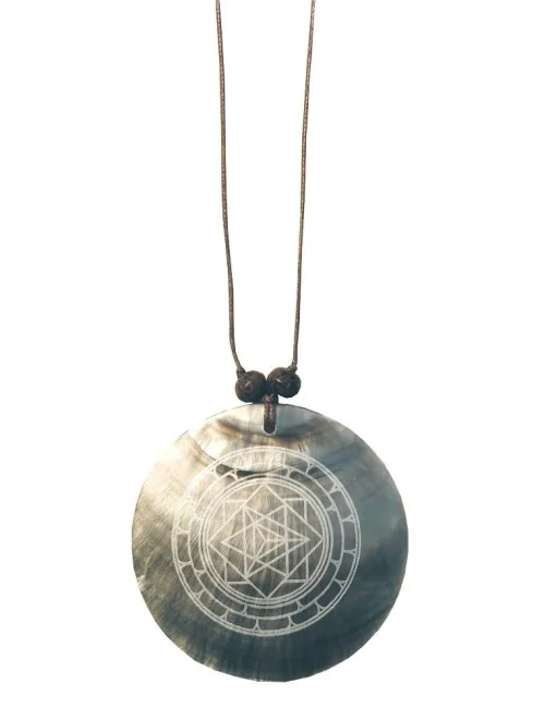 Muschelschmuck mit Gravur "Merkabah" 6cm
