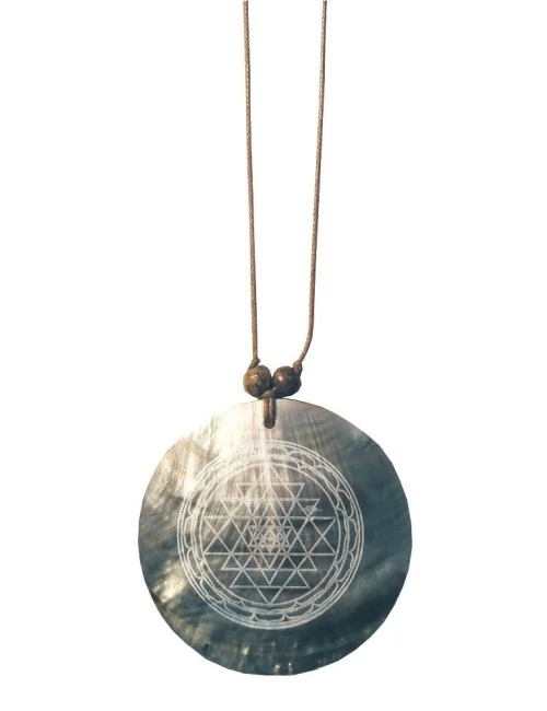 Muschelschmuck mit Gravur "Sri Yantra" 6cm