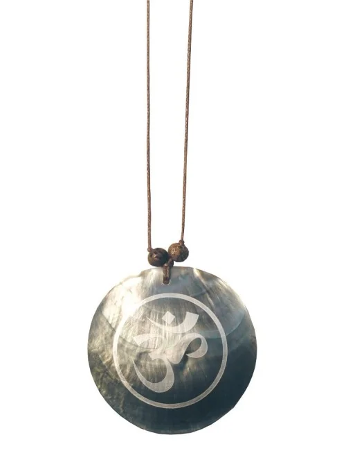 Muschelschmuck mit Gravur "OM" 6cm