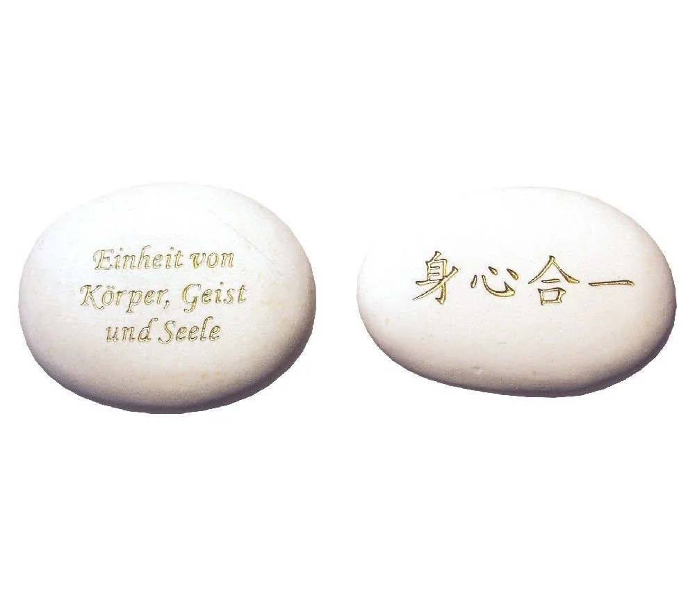 Flußstein "Einheit von Körper, Geist und Seele" weiß/go