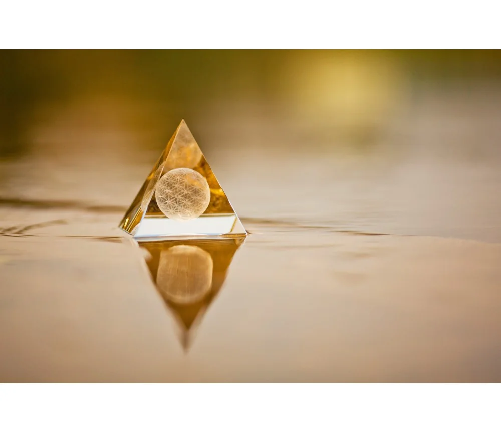 Sphärenkristall - Pyramide - Blume des Lebens -10 x 10 cm