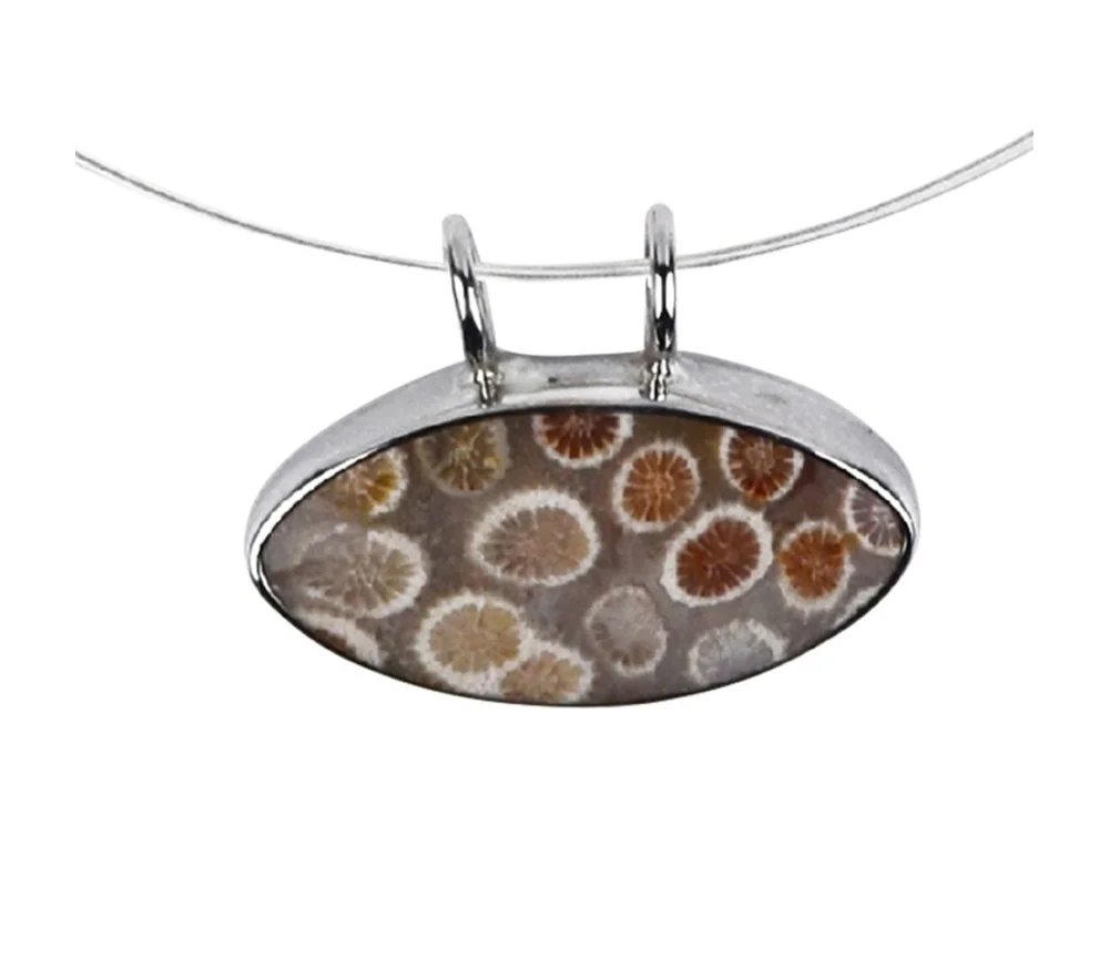 Halskette - Collier - versteinerte Koralle in Fassung, rhodiniert, Verlängerungskettchen