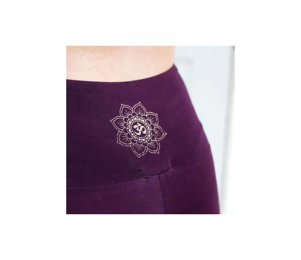 Spirit of OM - Yoga Leggings Capri - aubergine