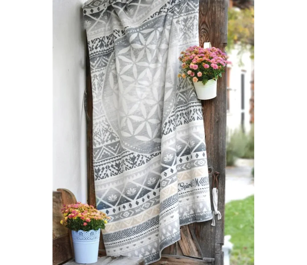 Spirit of OM - Kuscheldecke Blume des Lebens - grau