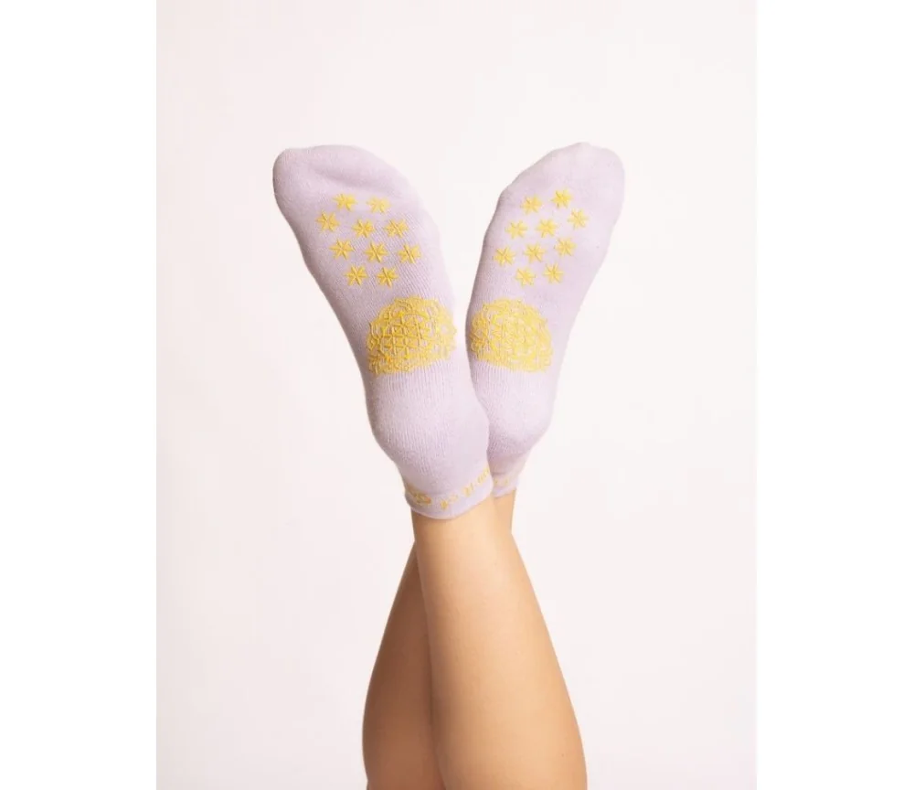 Spirit of OM - rutschfeste Yoga Socken Adhara - flieder-gold