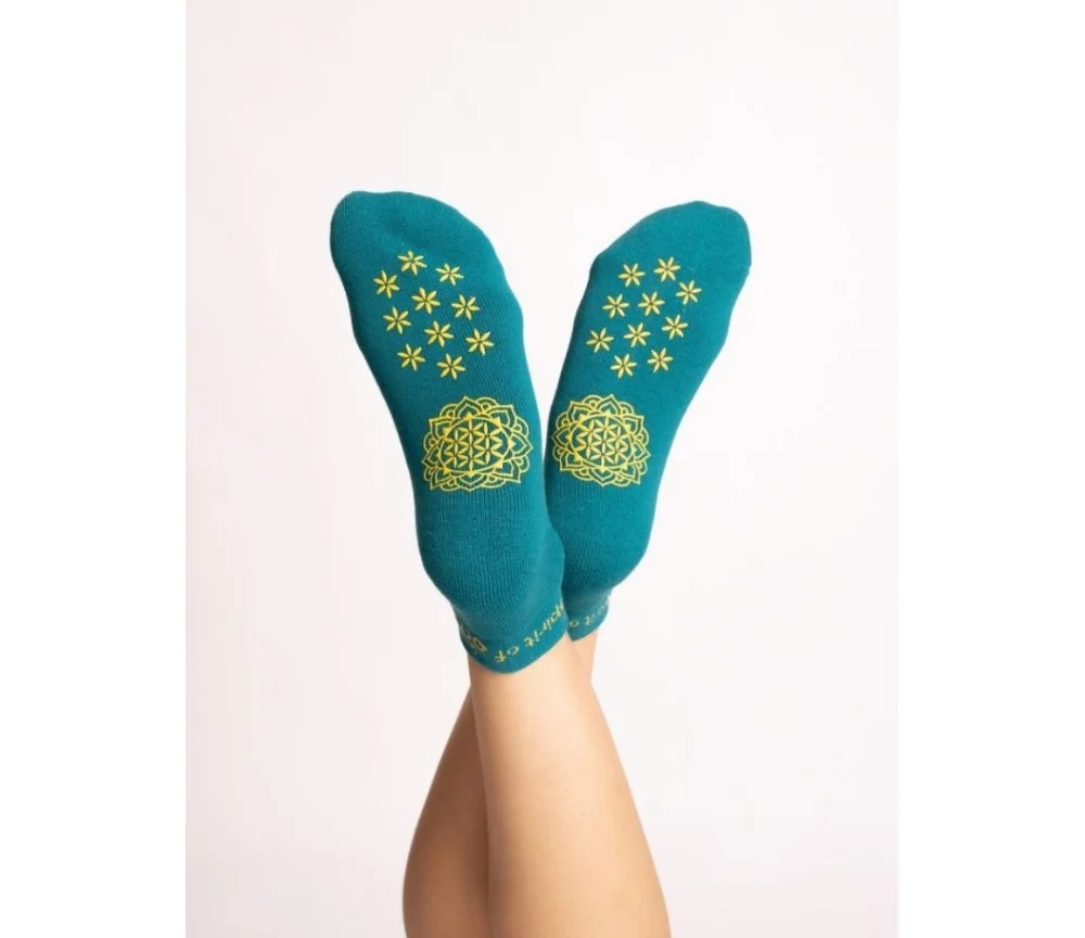 copy of copy of Spirit of OM - rutschfeste Yoga Socken Adhara - viola-weiß